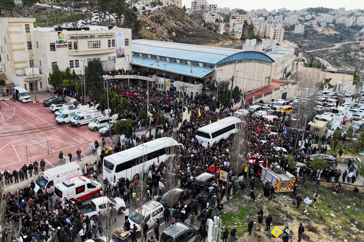 Δυτική Όχθη: Πανηγυρισμοί, αγκαλιές και κλάματα στην υποδοχή των Παλαιστινίων που απελευθέρωσε το Ισραήλ