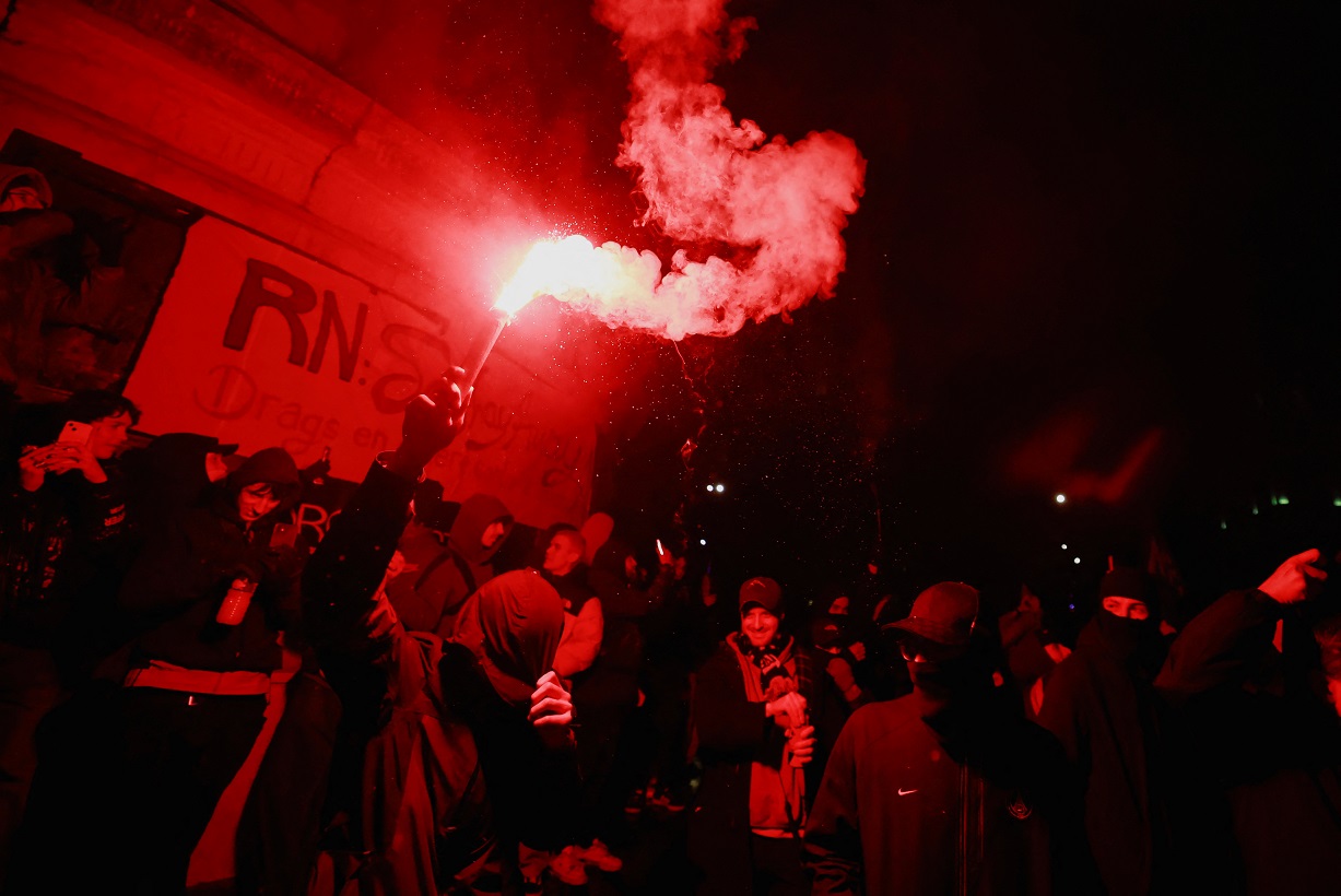 Βγήκαν στους δρόμους της Γαλλίας για να πανηγυρίσουν τον θάνατό του