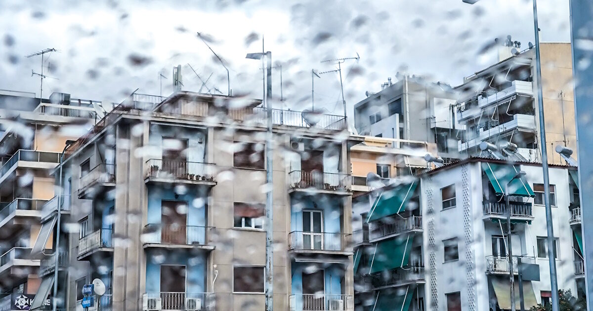 Καιρός σήμερα: Πολλή συννεφιά, έντονες βροχές και χιόνια στα ορεινά