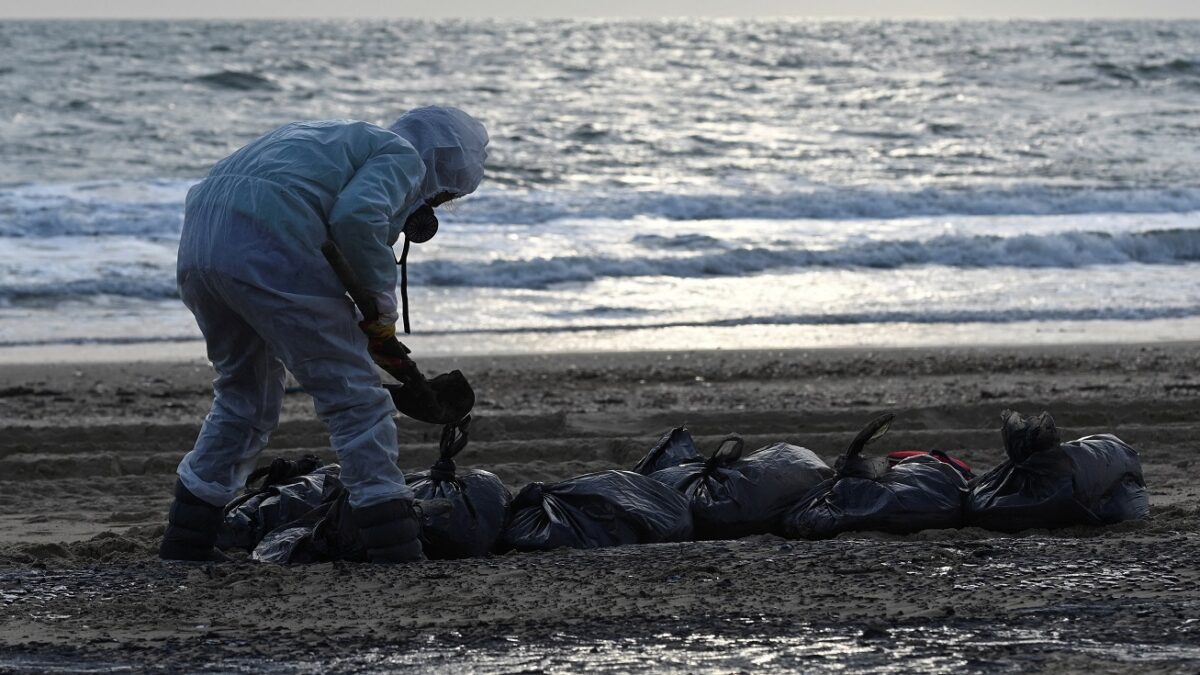 Εξαπλώνεται η πετρελαιοκηλίδα μετά τα ναυάγια στο Στενό του Κερτς – Τεράστια οικολογική καταστροφή