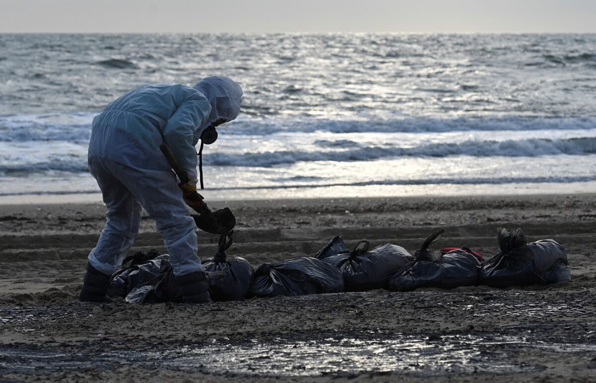 Εξαπλώνεται η πετρελαιοκηλίδα μετά τα ναυάγια στο Στενό του Κερτς – Τεράστια οικολογική καταστροφή