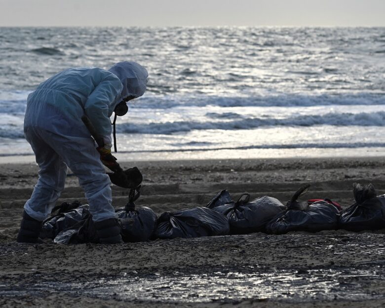 Εξαπλώνεται η πετρελαιοκηλίδα μετά τα ναυάγια στο Στενό του Κερτς – Τεράστια οικολογική καταστροφή