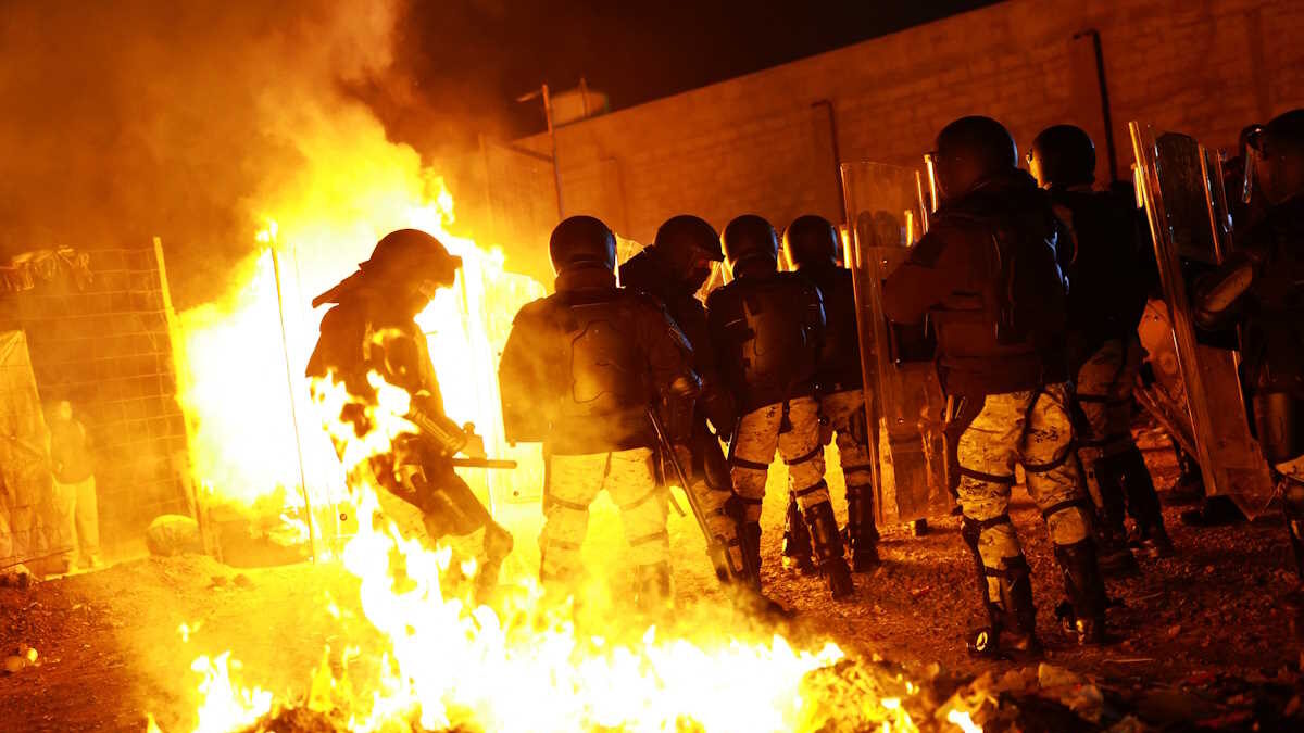 Φωτιές, μάχες με την αστυνομία και δακρυγόνα σε κέντρο μεταναστών στα σύνορα ΗΠΑ με Μεξικό ενόψει Τραμπ