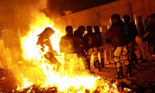 Φωτιές, μάχες με την αστυνομία και δακρυγόνα σε κέντρο μεταναστών στα σύνορα ΗΠΑ με Μεξικό ενόψει Τραμπ