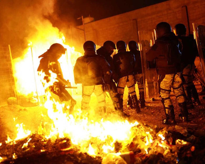 Φωτιές, μάχες με την αστυνομία και δακρυγόνα σε κέντρο μεταναστών στα σύνορα ΗΠΑ με Μεξικό ενόψει Τραμπ