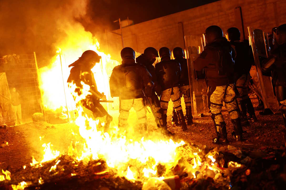 Φωτιές, μάχες με την αστυνομία και δακρυγόνα σε κέντρο μεταναστών στα σύνορα ΗΠΑ με Μεξικό ενόψει Τραμπ