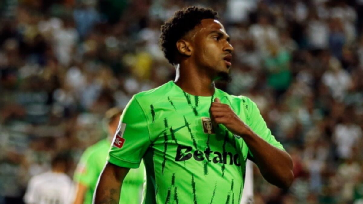 epa11562235 Sporting`s, Marcus Edwards celebrates a goal against Farense during the Portuguese First League soccer match Farense vs Sporting held at Sao Luis Stadium in Faro, Portugal, 23 August 2024.  EPA