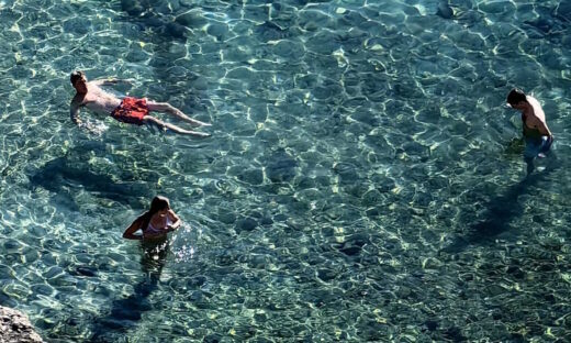 Πρωτοχρονιά με μπάνιο στη θάλασσα στο Ναύπλιο και στην Πάτρα