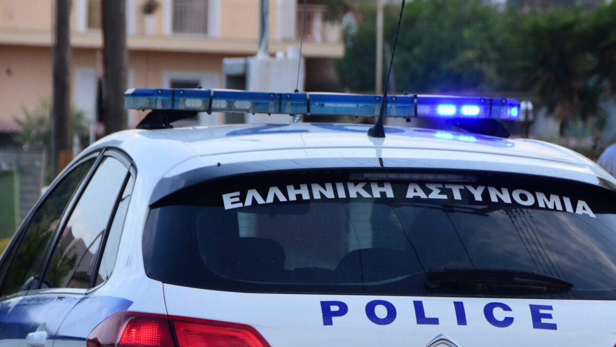 Σύμβουλος δημάρχου σε δήμο της παραλιακής συνελήφθη για εκβίαση – Κυκλοφορούσε με ταυτότητες της Interpol, πιστόλι και φάρο 