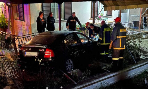 Ηλεία: Διασωληνωμένος ο οδηγός αυτοκινήτου που μπούκαρε σε αυλή σπιτιού