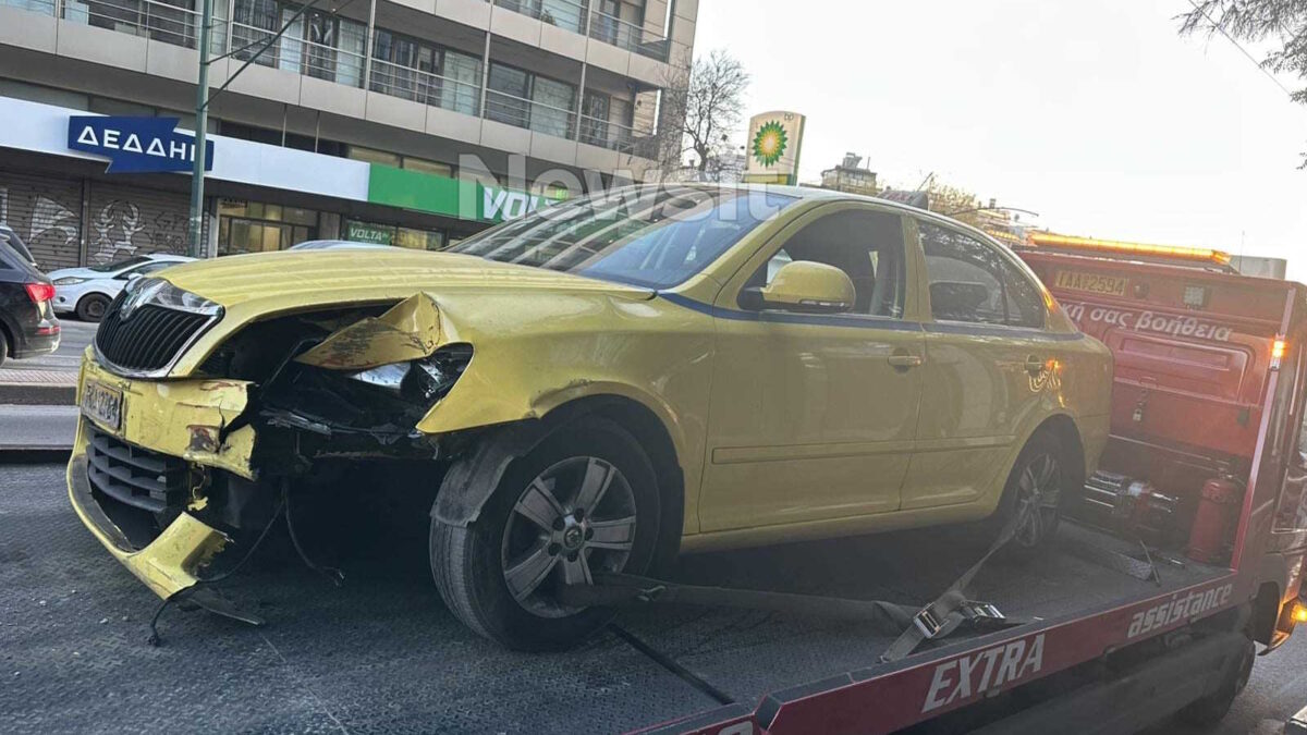 Τροχαίο με ταξί να ισοπεδώνει φανάρι στη λεωφόρο Συγγρού