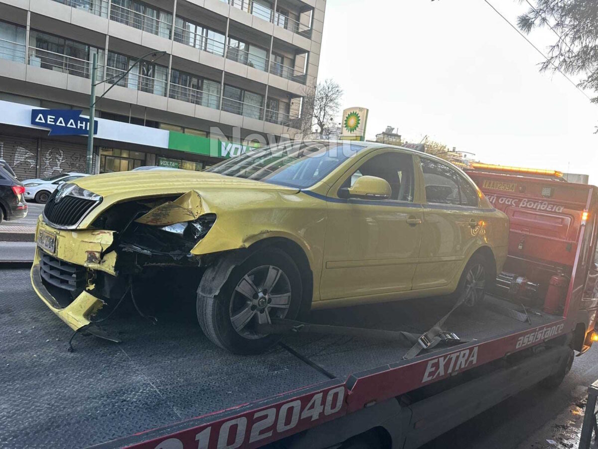 Τροχαίο με ταξί να ισοπεδώνει φανάρι στη λεωφόρο Συγγρού