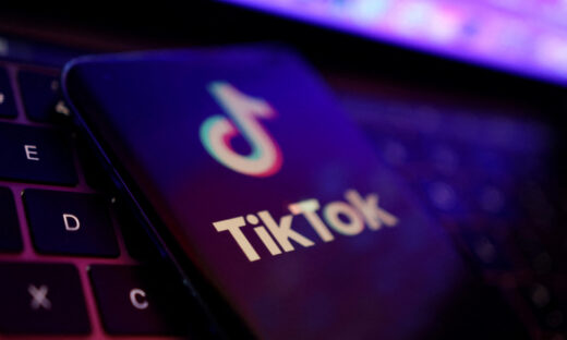 Το TikTok ευχαριστεί τον Ντόναλντ Τραμπ «που θα βρει λύση για να παραμείνει διαθέσιμο στις ΗΠΑ»