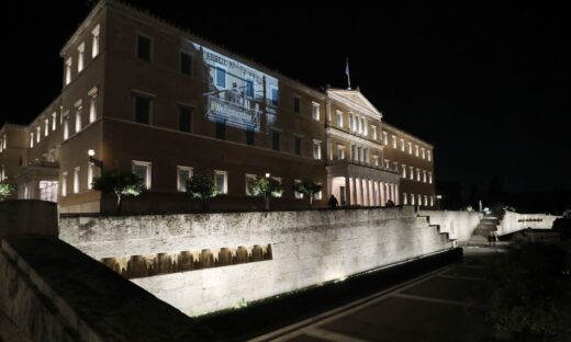 Φωταγωγήθηκε η Βουλή στη μνήμη του Ολοκαυτώματος