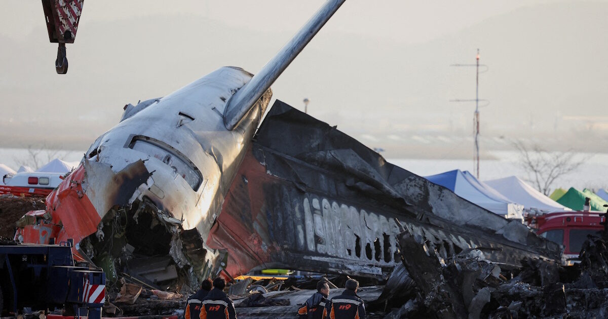 Τα «μαύρα κουτιά» του αεροσκάφους της Jeju Air σταμάτησαν την καταγραφή 4 λεπτά πριν από τη συντριβή