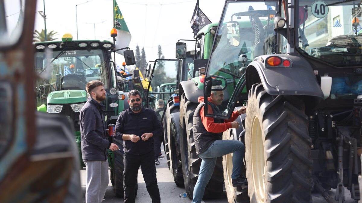 Επεισόδια με δακρυγόνα στην Καρδίτσα στο μπλόκο των αγροτών