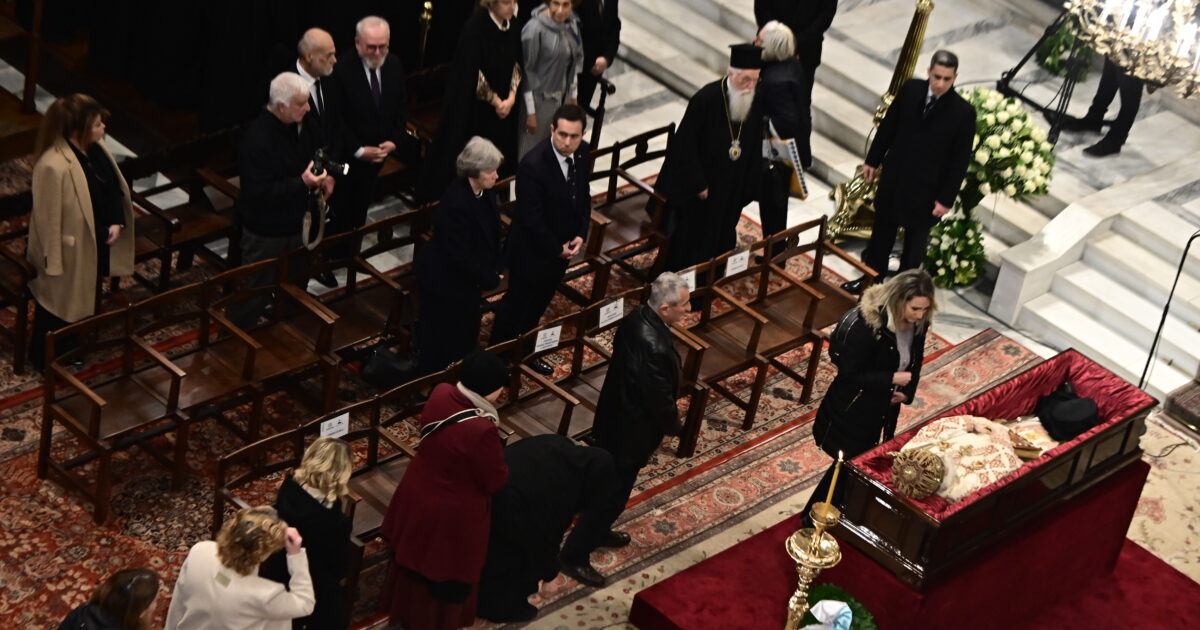 Θεία λειτουργία στη Μητρόπολη Αθηνών, λαϊκό προσκύνημα και τρισάγιο από τον Αρχιεπίσκοπο Ιερώνυμο