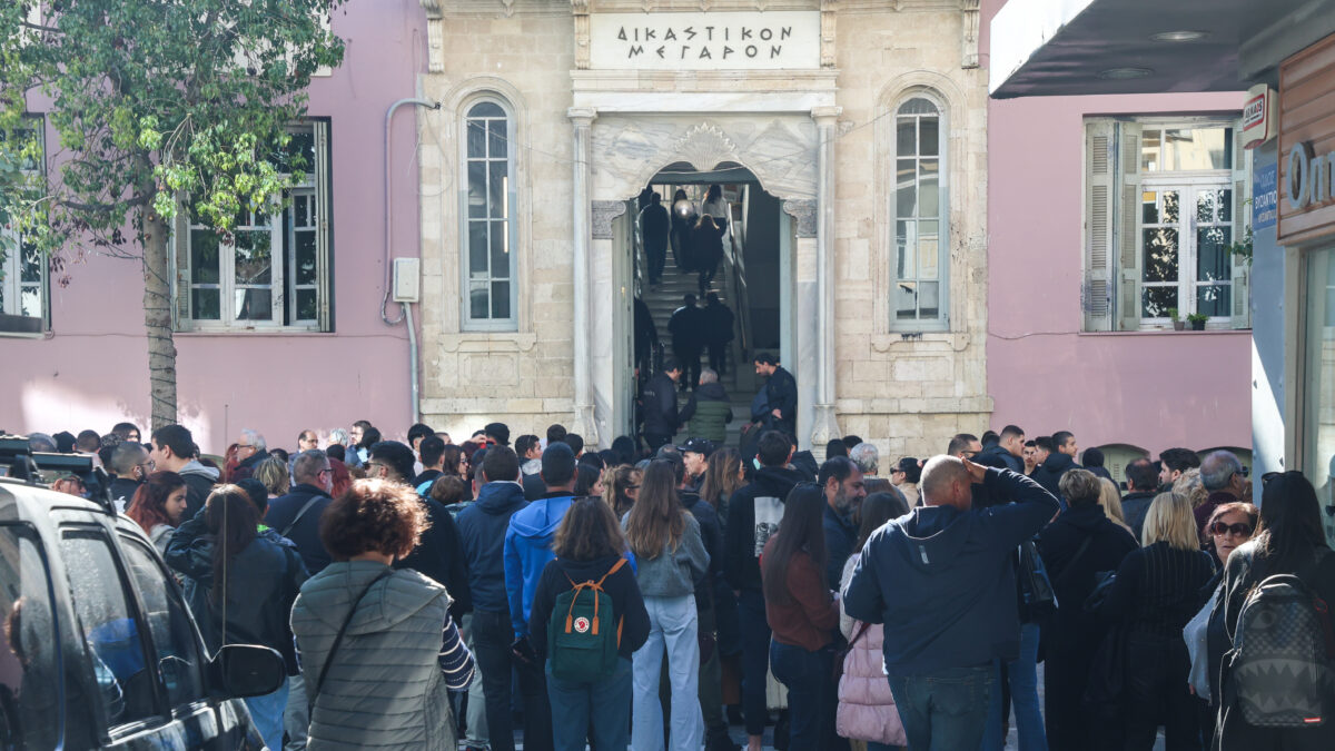 Ηράκλειο: Απαθής η 26χρονη στην απολογία της, υποστήριξε ότι ο 44χρονος κακοποιούσε τον μικρό Άγγελο – «Του έλεγα να μην το κάνει»