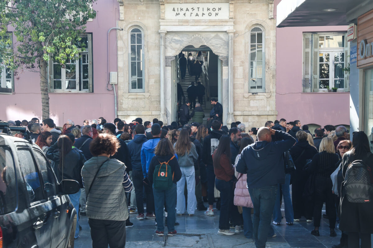 Ηράκλειο: Απαθής η 26χρονη στην απολογία της, υποστήριξε ότι ο 44χρονος κακοποιούσε τον μικρό Άγγελο – «Του έλεγα να μην το κάνει»