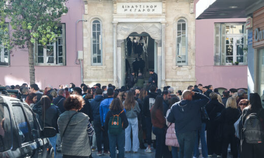 Ηράκλειο: Απαθής η 26χρονη στην απολογία της, υποστήριξε ότι ο 44χρονος κακοποιούσε τον μικρό Άγγελο – «Του έλεγα να μην το κάνει»