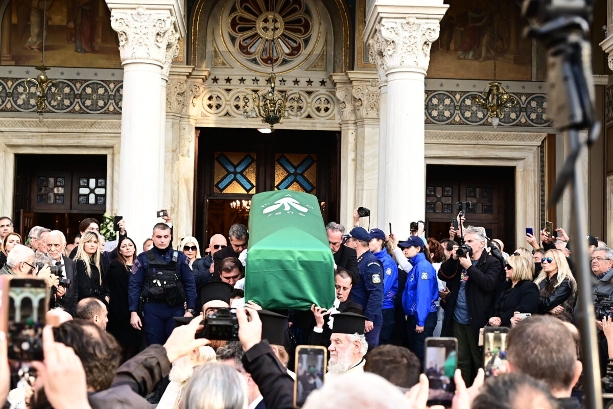 Οι κόρες του Μίμη Δομάζου, Ράνια και Ευαγγελία, αποχαιρέτησαν τον πατέρα τους: Ας είναι αναπαυμένη η ψυχούλα του εκεί ψηλά