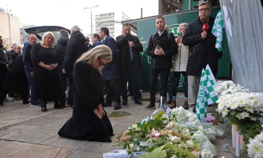 Μίμης Δομάζος: Σε λαϊκό προσκύνημα η σορός του – Στάση στη Λεωφόρο σε κλίμα συγκίνησης