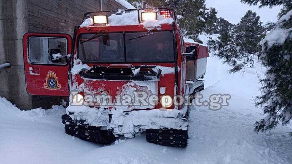 Λαμία: Με ερπυστριοφόρο της ΕΜΑΚ επιχείρηση απεγκλωβισμού πεζοπόρων στο χιονισμένο Καλλίδρομο