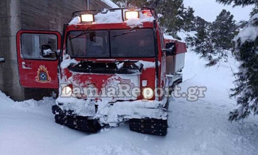 Λαμία: Με ερπυστριοφόρο της ΕΜΑΚ επιχείρηση απεγκλωβισμού πεζοπόρων στο χιονισμένο Καλλίδρομο