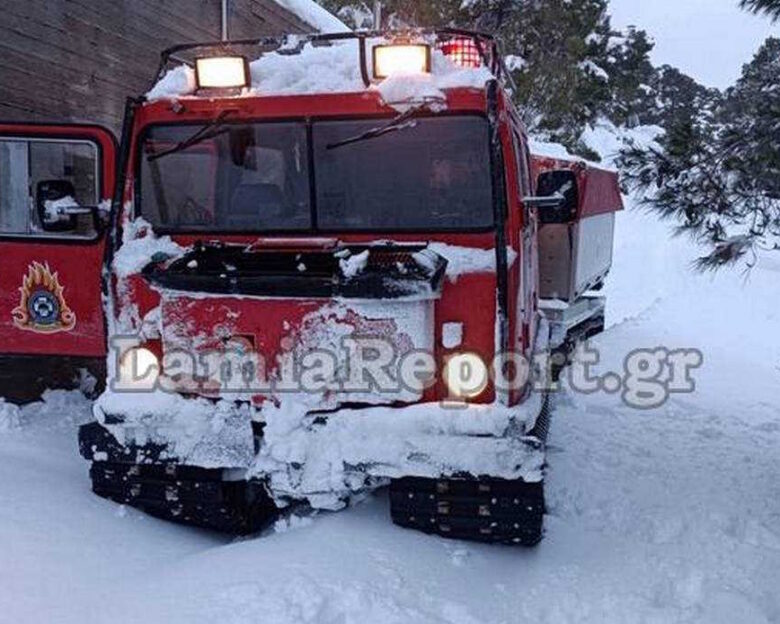 Λαμία: Με ερπυστριοφόρο της ΕΜΑΚ επιχείρηση απεγκλωβισμού πεζοπόρων στο χιονισμένο Καλλίδρομο