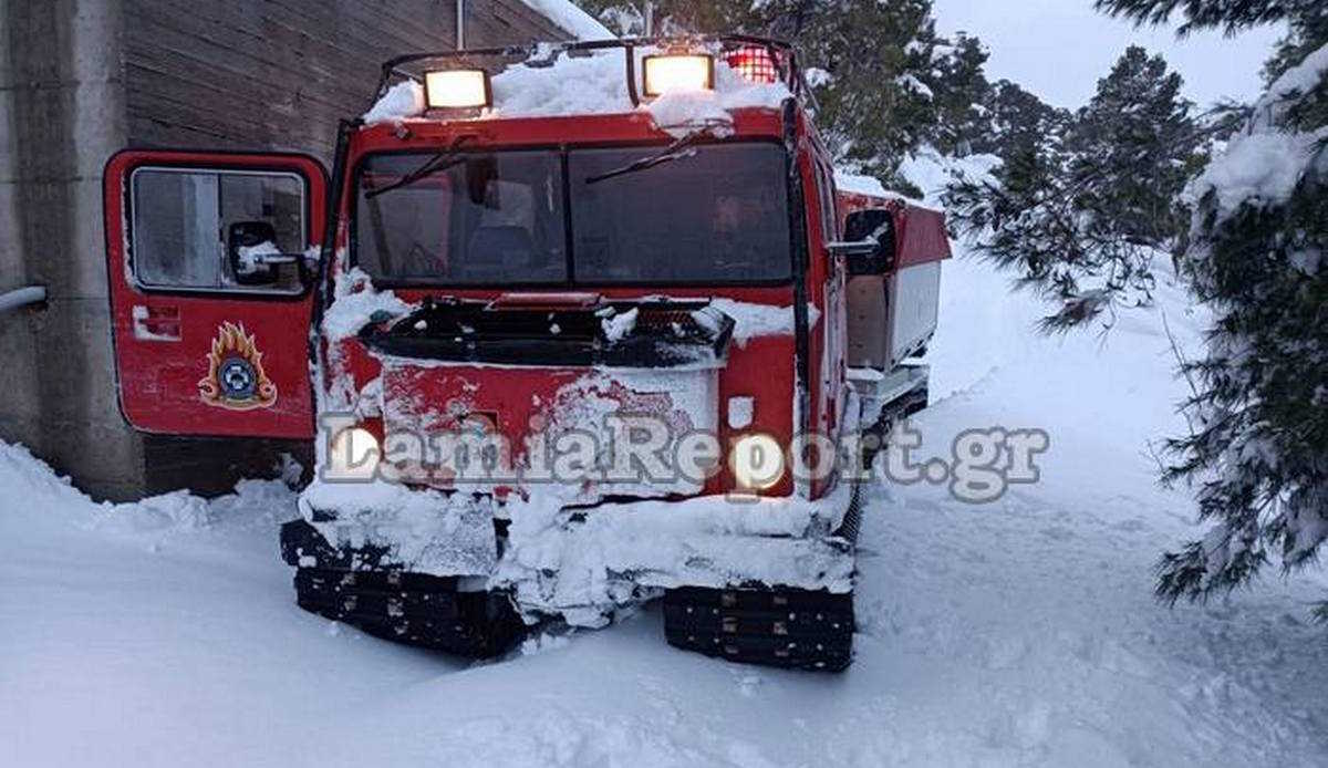 Λαμία: Με ερπυστριοφόρο της ΕΜΑΚ επιχείρηση απεγκλωβισμού πεζοπόρων στο χιονισμένο Καλλίδρομο