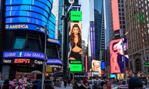 Η Evangelia εμφανίστηκε στο Billboard του Spotify και έκανε την Times Square να χορέψει πεντοζάλι