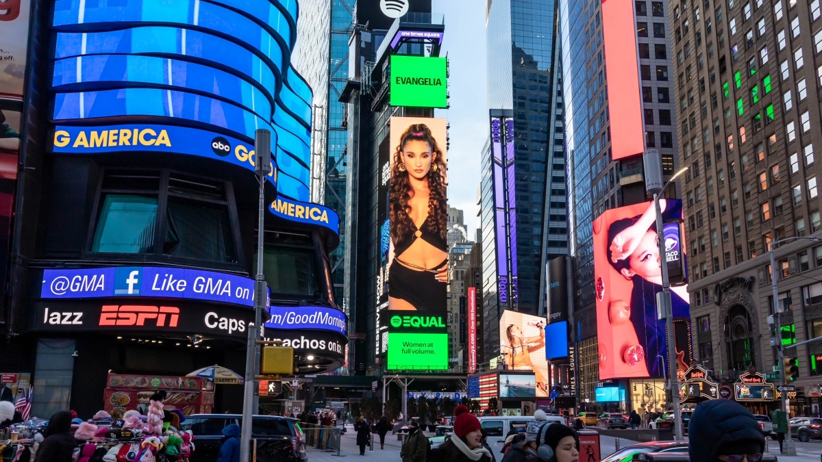 Η Evangelia εμφανίστηκε στο Billboard του Spotify και έκανε την Times Square να χορέψει πεντοζάλι