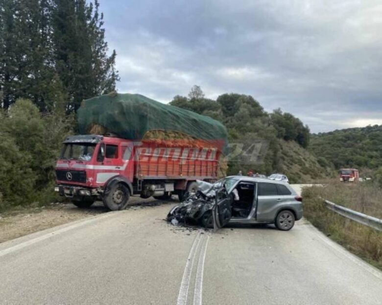 Αχαϊα: Σφοδρή σύγκρουση με φορτηγό στην Τριταία – Σμπαράλια έγινε αυτοκίνητο, επιχείρηση απεγκλωβισμού του οδηγού