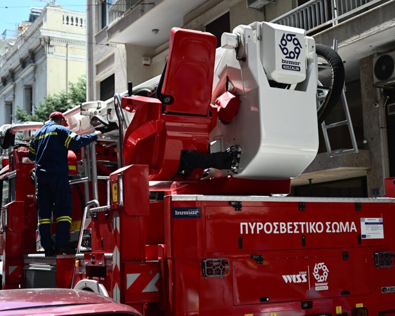 Φωτιά στον Βαρνάβα Αττικής δίπλα στο νεκροταφείο