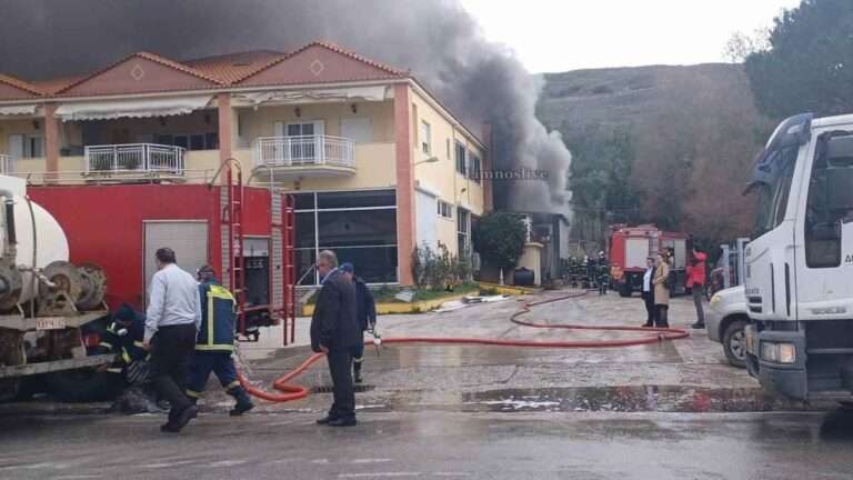 Μεγάλη φωτιά σε αντιπροσωπεία αυτοκινήτων – Τρεις άνθρωποι στο νοσοκομείο, στάχτη 40 οχήματα