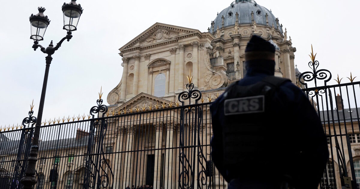 Δύο ανήλικοι σκότωσαν έναν 14χρονο μπροστά στον φίλο του για να του κλέψουν το κινητό