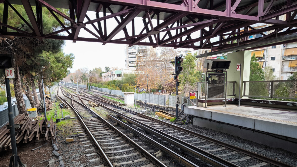 Στιγμιότυπο από σταθμό του ΗΣΑΠ (Ηλεκτρικοί Σιδηρόδρομοι Αθηνών - Πειραιώς) στην Αθήνα, Τρίτη 7 Ιανουαρίου 2025. 
(ΓΙΩΡΓΟΣ ΚΟΝΤΑΡΙΝΗΣ