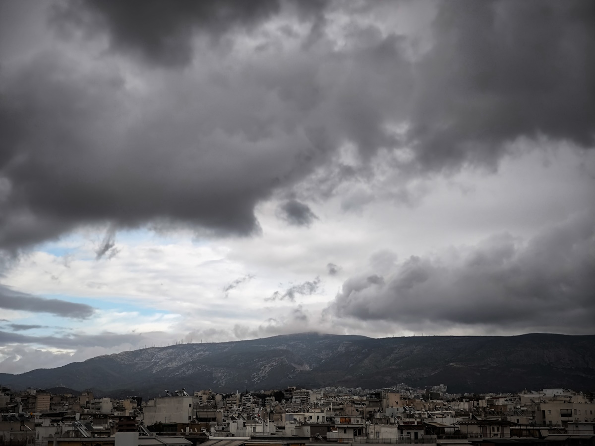 Καιρός αύριο: Συννεφιά, καταιγίδες και χιόνια – Που θα φτάσει ο υδράργυρος τους 18 βαθμούς Κελσίου