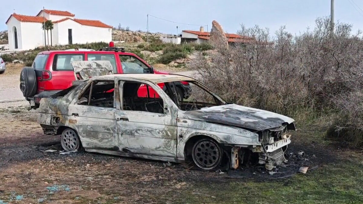 Φωτιά σε αυτοκίνητο στα Καλύβια: Βρέθηκε άνδρας χωρίς τις αισθήσεις του