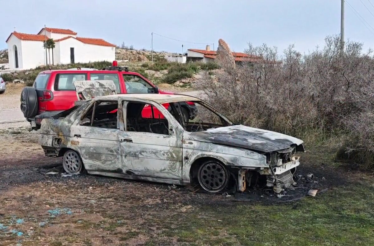 Φωτιά σε αυτοκίνητο στα Καλύβια: Βρέθηκε άνδρας χωρίς τις αισθήσεις του