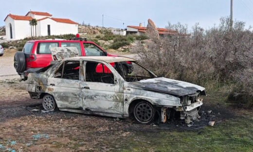 Φωτιά σε αυτοκίνητο στα Καλύβια: Βρέθηκε άνδρας χωρίς τις αισθήσεις του