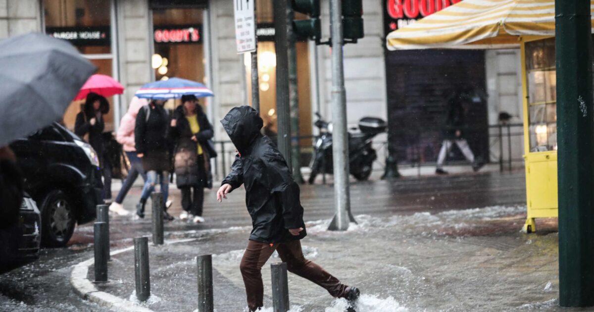 Σύννεφα σε όλη τη χώρα με βροχές και καταιγίδες στα νησιά του Αιγαίου και νέα άνοδο της θερμοκρασίας