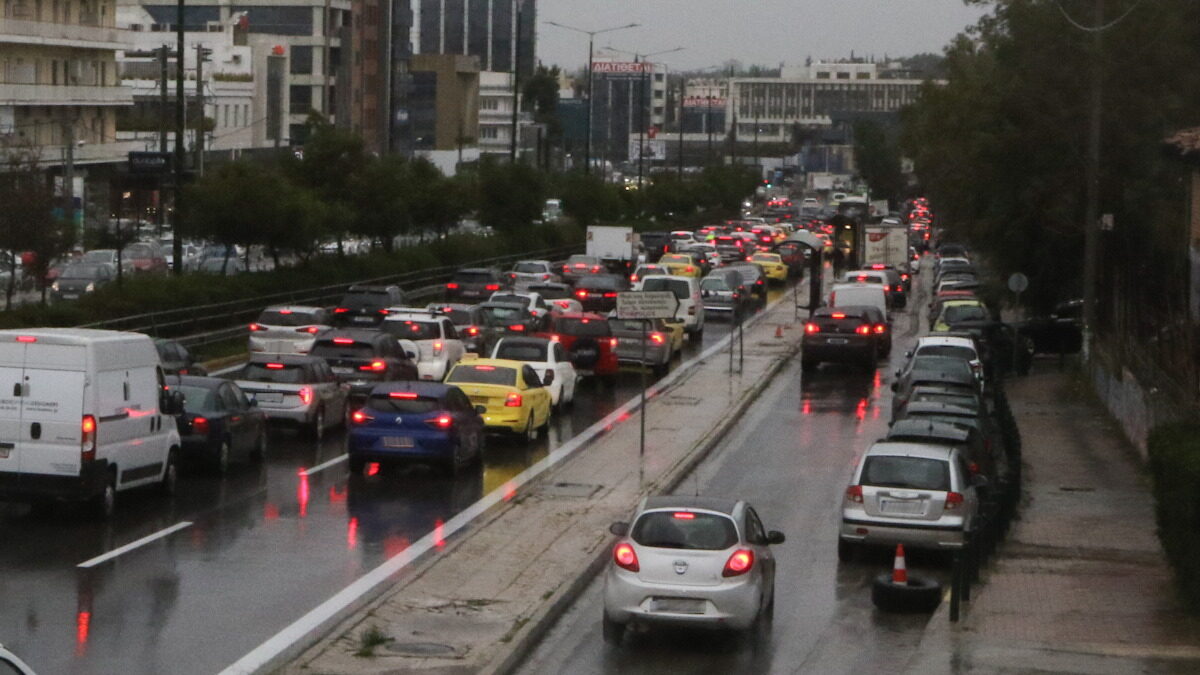 Κίνηση στους δρόμους: Προβλήματα σε Κηφισό, Κηφισίας και Λεωφόρο Αθηνών – Πού αλλού υπάρχουν καθυστερήσεις