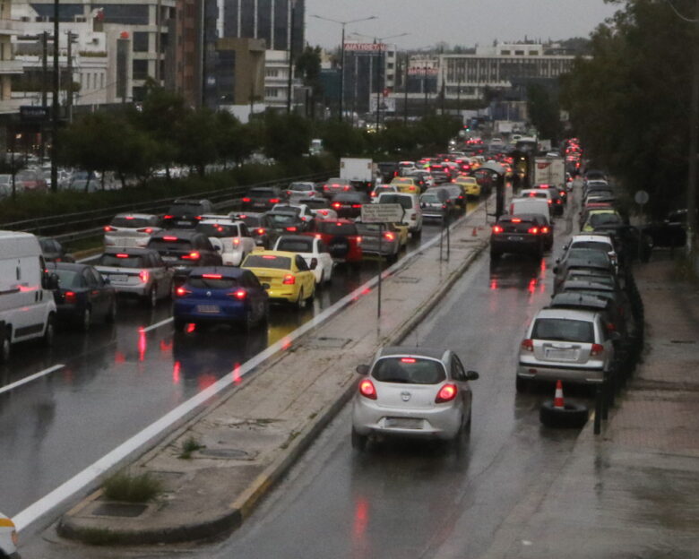 Κίνηση στους δρόμους: Προβλήματα σε Κηφισό, Κηφισίας και Λεωφόρο Αθηνών – Πού αλλού υπάρχουν καθυστερήσεις