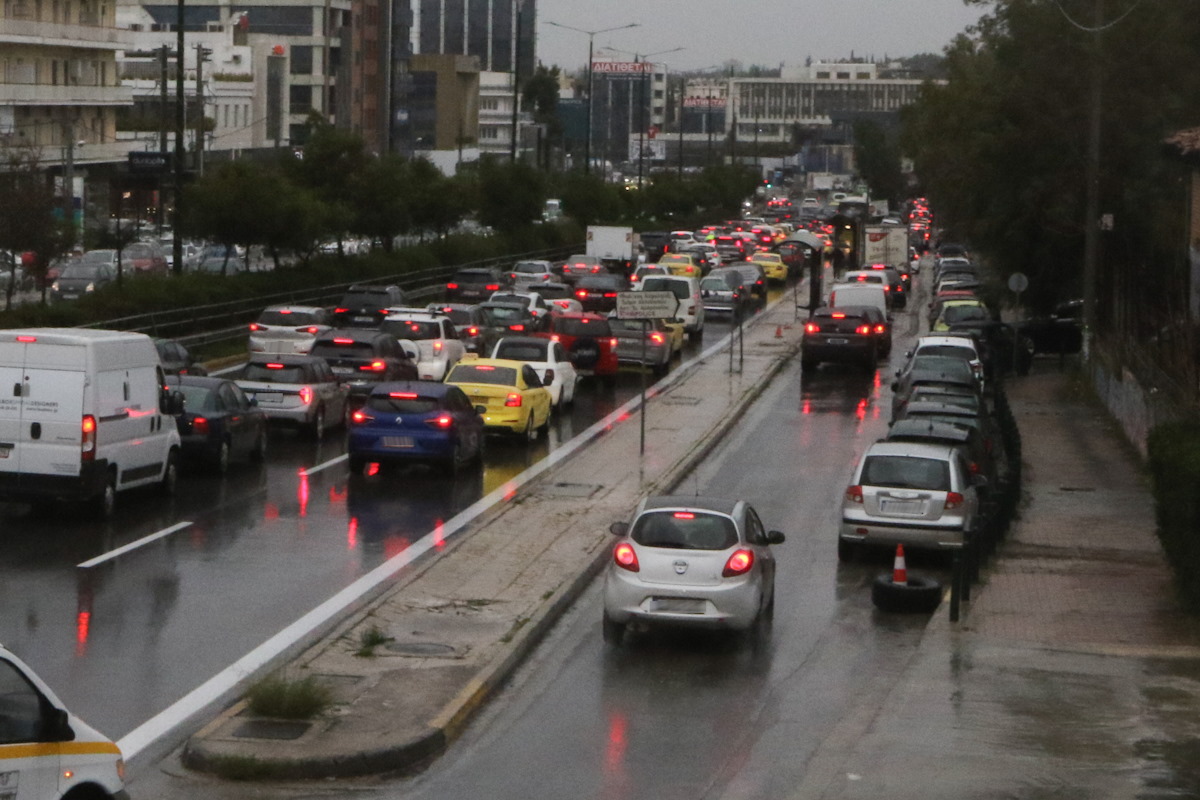 Κίνηση στους δρόμους: Προβλήματα σε Κηφισό, Κηφισίας και Λεωφόρο Αθηνών – Πού αλλού υπάρχουν καθυστερήσεις