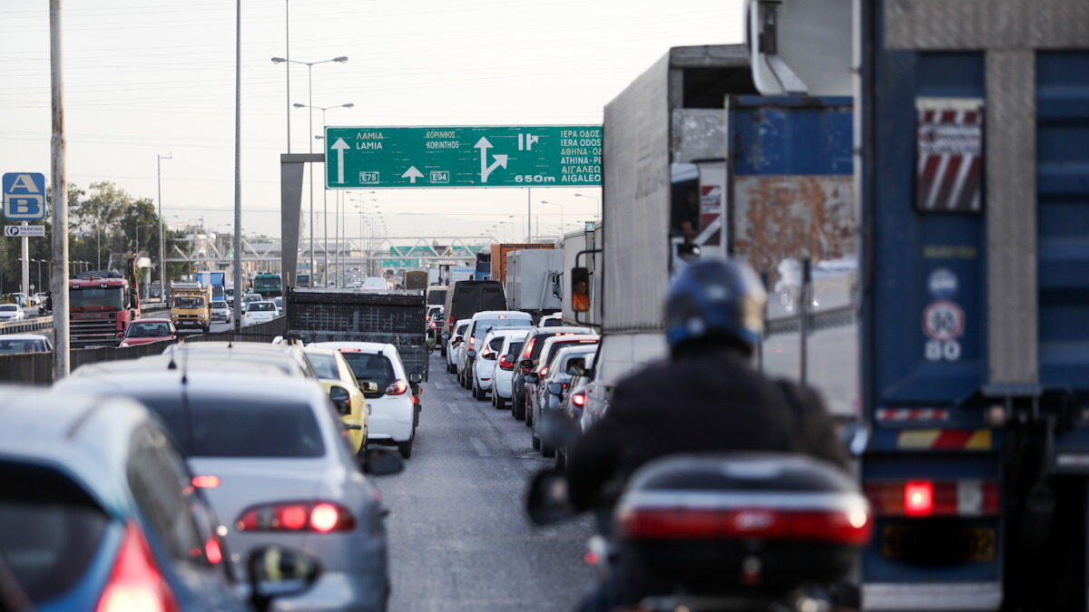 Ουρά χιλιομέτρων προς Λαμία, ανοιχτή μόνο η δεξιά λωρίδα