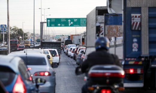 Έπεσαν χώματα στον Κηφισό στη Νέα Φιλαδέλφεια: Ουρά χιλιομέτρων προς Λαμία, ανοιχτή μόνο η δεξιά λωρίδα