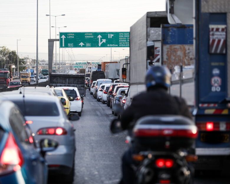 Έπεσαν χώματα στον Κηφισό στη Νέα Φιλαδέλφεια: Ουρά χιλιομέτρων προς Λαμία, ανοιχτή μόνο η δεξιά λωρίδα