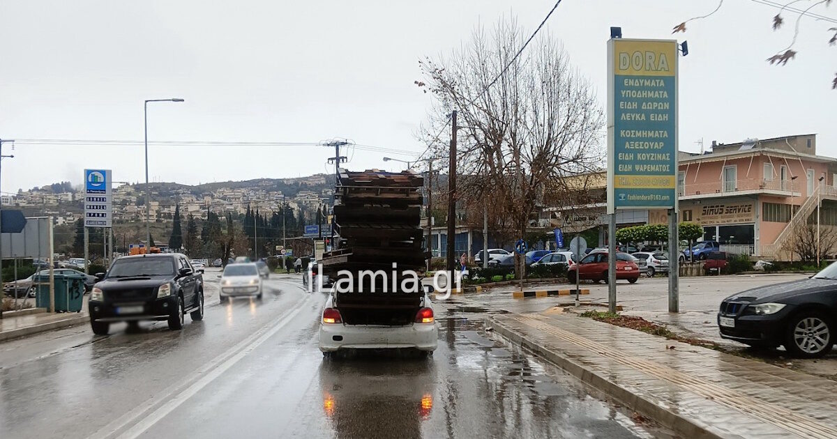 Φόρτωσε «ουρανοξύστη» από παλέτες στο πορτμπαγκάζ του αυτοκινήτου του και κυκλοφορούσε ατάραχος