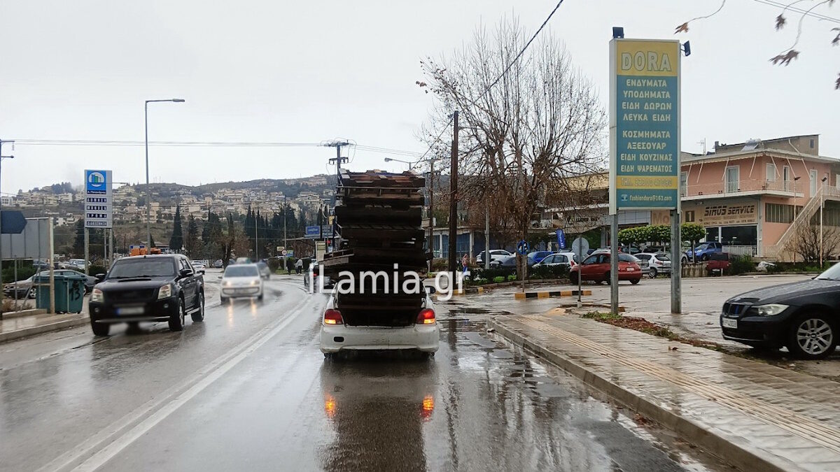 Λαμία: Φόρτωσε «ουρανοξύστη» από παλέτες στο πορτμπαγκάζ του αυτοκινήτου του και κυκλοφορούσε ατάραχος